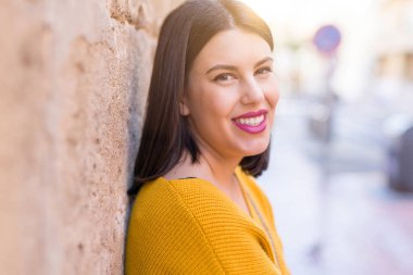 Güzel genç kadın güven ve neşeli üzerinde eğilme gülümseyen 