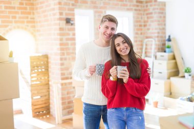 Güzel genç çift aşık bir fincan kahve içme gülümseyen 