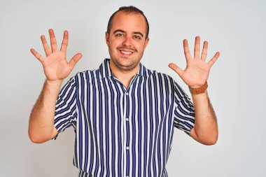 Mavi çizgili gömlekli genç adam izole edilmiş beyaz arka planda duruyor ve parmaklarını on numaraya gösteriyor..