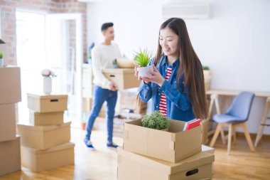 Güzel genç Asya çift görünümlü mutlu ve gülümseyen heyecanlı m