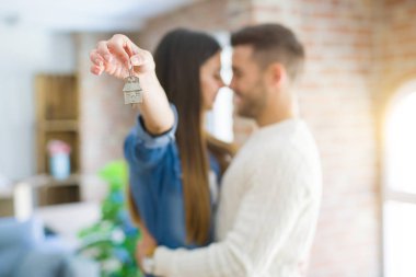 Genç çift, yeni bir eve hareket ediyor, aşkı gösteren anahtarlar 