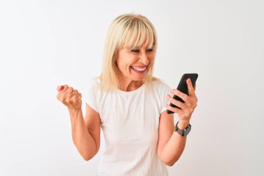 Orta yaşlı bir kadın, izole edilmiş beyaz arka planda durup gururla bağırarak zafer ve başarıyı kutluyor. Çok heyecanlı, coşkulu bir duygu.