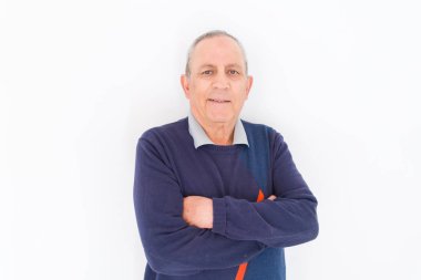 Neşeli, mutlu ve pozitif eğilimli çapraz kolları olan beyaz arka plan üzerinde gülümseyen yakışıklı orta yaş komuta sizde