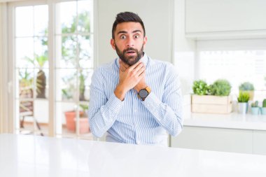 Yakışıklı İspanyol iş adamı bağırıyor ve boğularak ölüyor çünkü acı verici bir boğulma. Sağlık problemi. Boğulma ve intihar konsepti.