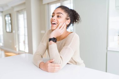 Güzel genç African Amerikalı kadın gülümseyen dostu ile Cro