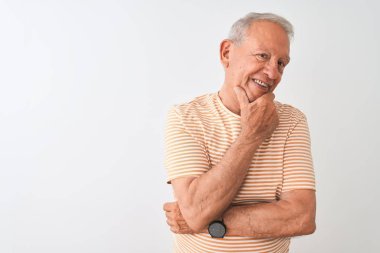 İzole edilmiş beyaz arka plan üzerinde duran çizgili tişört giyen yaşlı gri saçlı adam kameraya kollarını kavuşturmuş ve çenesine kaldırmış şekilde gülümsüyor. Olumlu düşünüyorum..