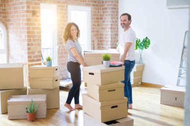 Orta yaş Senior çift yeni bir eve hareket, karton boks tutuyordum mutlu aşık Apartmant ile