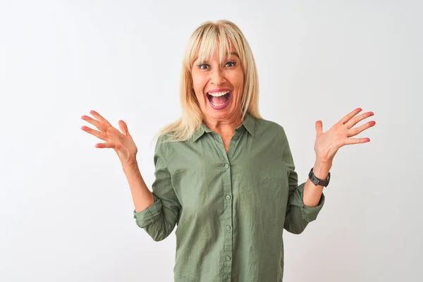 Mujer Mediana Edad Con Camisa Verde Casual Pie Sobre Fondo — Foto de Stock