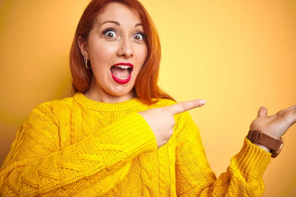 Young Redhead Woman Wearing Winter Sweater Standing Isolated Yellow Background — ストック写真