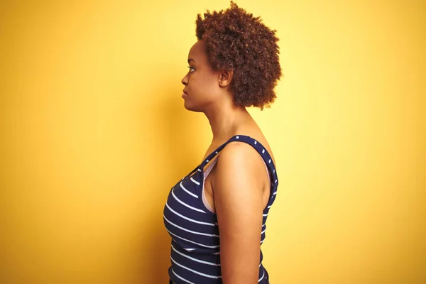 Beauitul Africká Americká Žena Sobě Letní Tričko Přes Izolované Žluté — Stock fotografie
