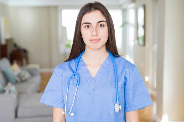 Schöne Junge Krankenschwester Uniform Und Stethoskop Der Klinik Mit Ernstem — Stockfoto