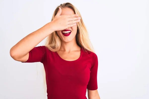 Jovem Mulher Bonita Vestindo Camiseta Vermelha Sobre Fundo Branco Isolado — Fotografia de Stock