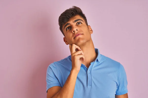 Homem Indiano Jovem Vestindo Pólo Azul Sobre Fundo Rosa Isolado — Fotografia de Stock