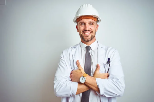 Der Junge Gut Aussehende Ingenieur Trägt Schutzhelm Über Dem Gesicht — Stockfoto