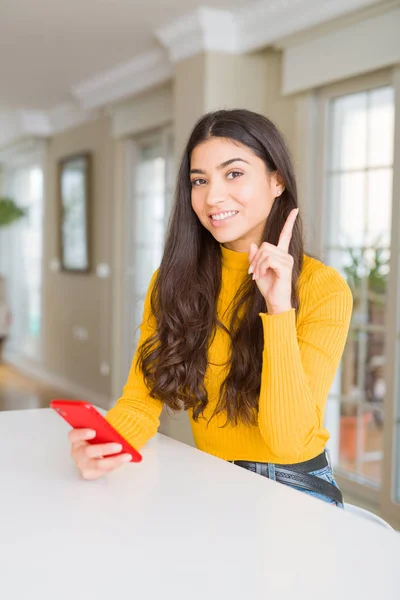 Jovem Usando Smartphone Vermelho Enviando Uma Mensagem Surpreendida Com Uma — Fotografia de Stock