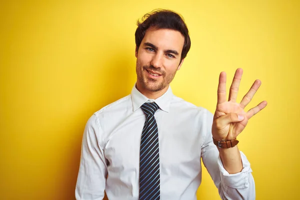 Junger Gutaussehender Geschäftsmann Elegantem Hemd Und Krawatte Über Isoliertem Gelben — Stockfoto