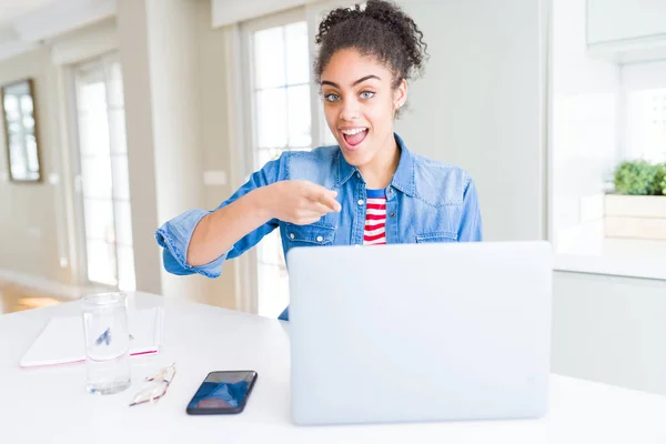 Ung Afrikansk Amerikansk Student Kvinna Med Dator Laptop Mycket Glad — Stockfoto