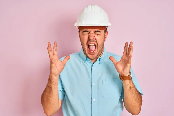 Joven Arquitecto Con Casco Seguridad Pie Sobre Fondo Rosa Aislado — Foto de Stock