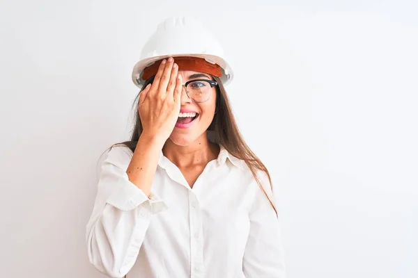 Jonge Mooie Architect Vrouw Draagt Helm Bril Geïsoleerde Witte Achtergrond — Stockfoto