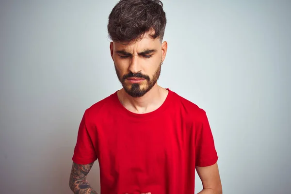 Hombre Joven Con Tatuaje Usando Camiseta Roja Pie Sobre Fondo — Foto de Stock