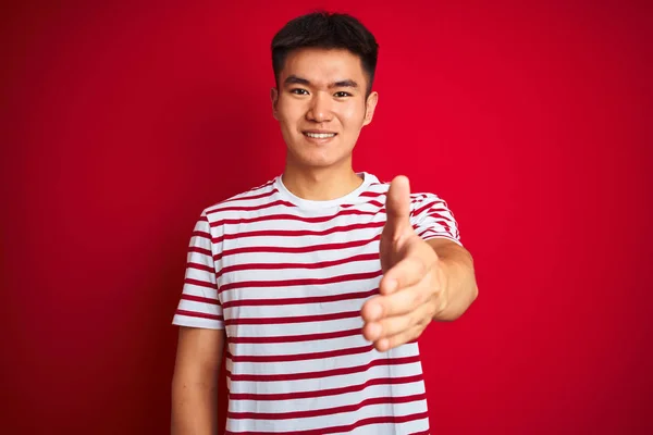 Fiatal Ázsiai Kínai Férfi Csíkos Pólóban Áll Elszigetelt Piros Háttér — Stock Fotó