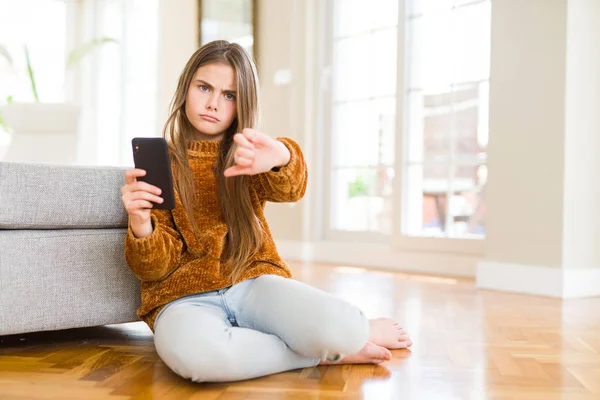 Menina Bonita Criança Enviando Uma Mensagem Usando Smartphone Com Rosto — Fotografia de Stock