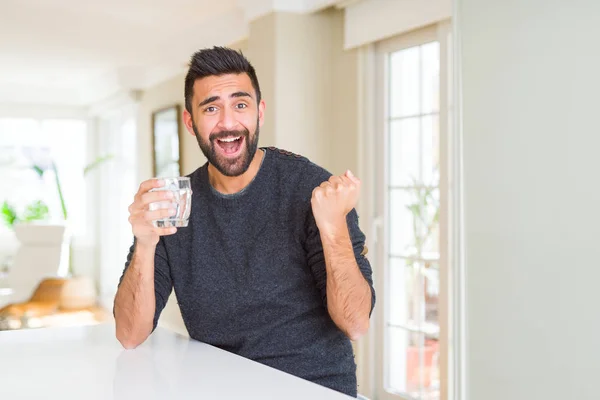 Hombre Hispano Guapo Bebiendo Vaso Agua Fresca Gritando Orgulloso Celebrando — Foto de Stock