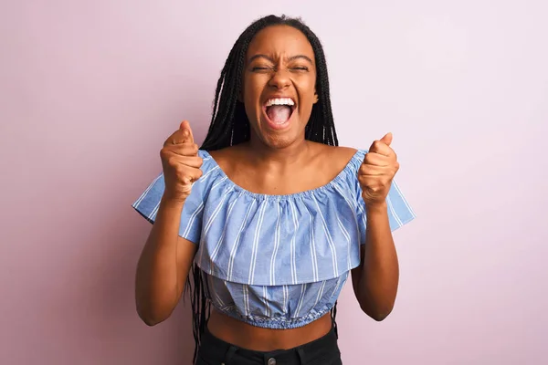 Afrikansk Amerikansk Kvinna Bär Randig Shirt Står Över Isolerade Rosa — Stockfoto