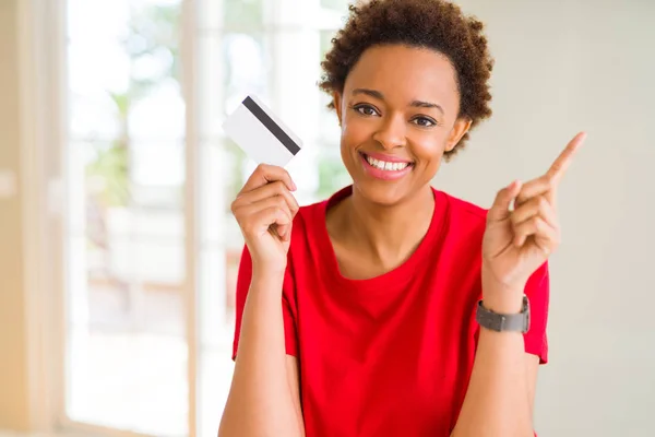 Junge Afrikanisch Amerikanische Frau Mit Kreditkarte Sehr Glücklich Zeigt Mit — Stockfoto