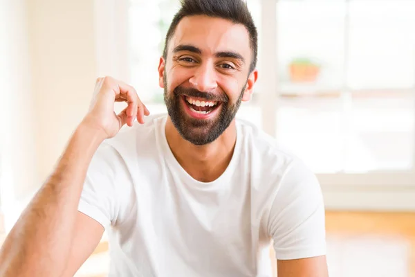 Hombre guapo sonriendo alegre con una gran sonrisa en la cara mostrando t —  Fotos de Stock