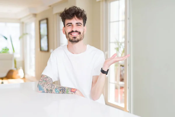 Jongeman Draagt Casual Shirt Zittend Witte Tafel Lachend Vrolijke Presentatie — Stockfoto