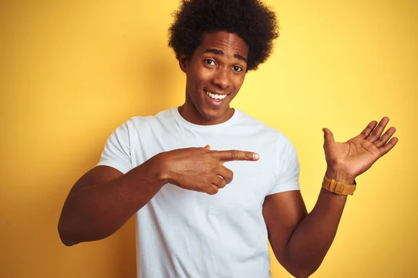 Homem Americano Com Cabelo Afro Vestindo Camiseta Branca Sobre Fundo — Fotografia de Stock