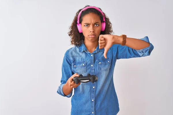 Бразильская Женщина Геймер Играет Видеоигры Используя Наушники Изолированном Белом Фоне — стоковое фото