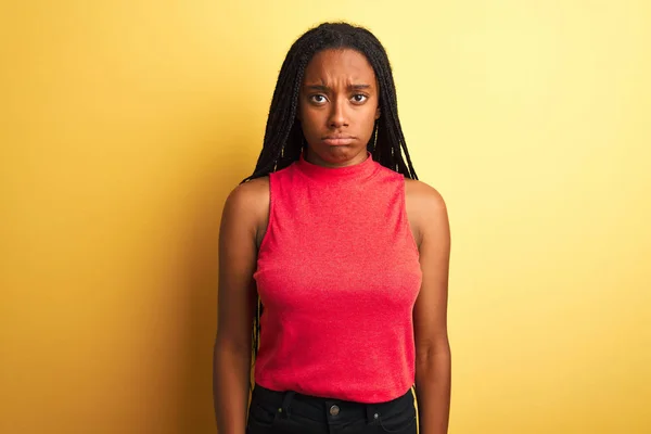 Afroamerykanka Ubrana Czerwony Luźny Shirt Stojąca Nad Odizolowanym Żółtym Tłem — Zdjęcie stockowe