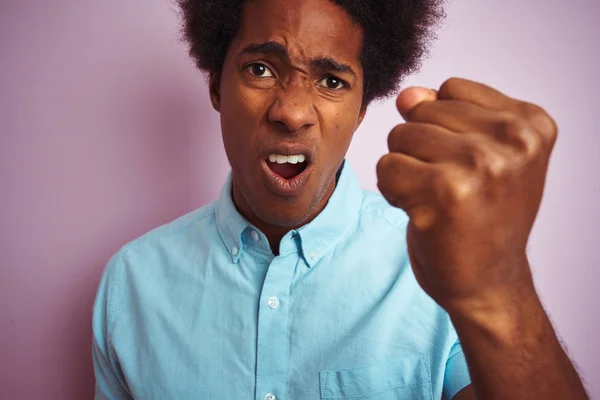 Jovem Americano Com Cabelo Afro Vestindo Camisa Azul Sobre Fundo — Fotografia de Stock