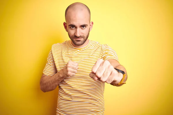 Joven Calvo Con Barba Llevando Una Camiseta Casual Rayas Sobre — Foto de Stock