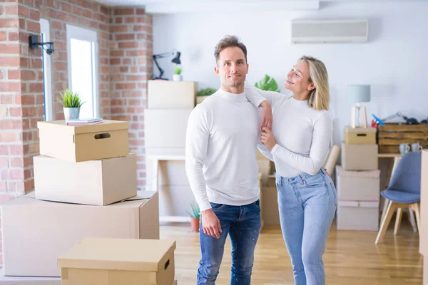 Junges Schönes Paar Steht Neuen Zuhause Kartons Herum — Stockfoto