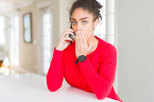 Mujer Afroamericana Joven Teniendo Una Conversación Hablando Boca Cubierta Del —  Fotos de Stock