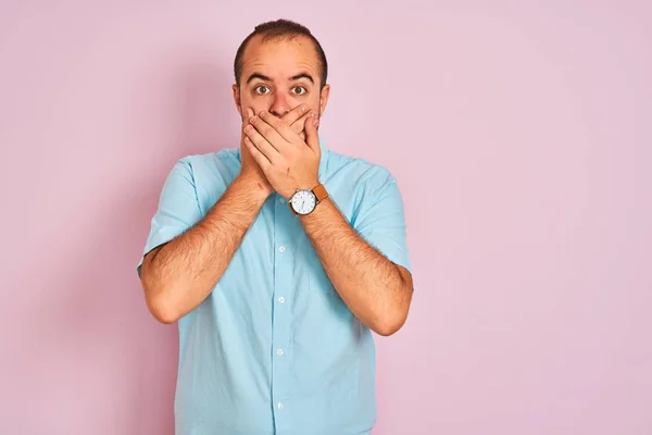 Jeune Homme Portant Chemise Décontractée Bleue Debout Sur Fond Rose — Photo