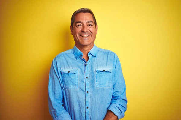 Hombre Guapo Mediana Edad Con Camisa Mezclilla Pie Sobre Fondo — Foto de Stock