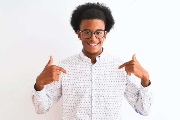 Молодой Африканский Американец Элегантной Рубашке Очках Изолированном Белом Фоне Выглядит — стоковое фото