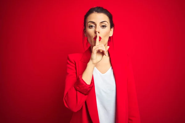 Joven Mujer Negocios Hermosa Pie Sobre Fondo Rojo Aislado Pidiendo — Foto de Stock