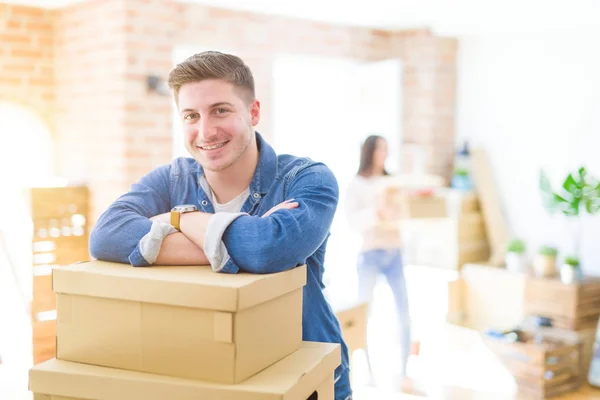 Vackra unga paret flyttar till ett nytt hem, ung man leende h — Stockfoto