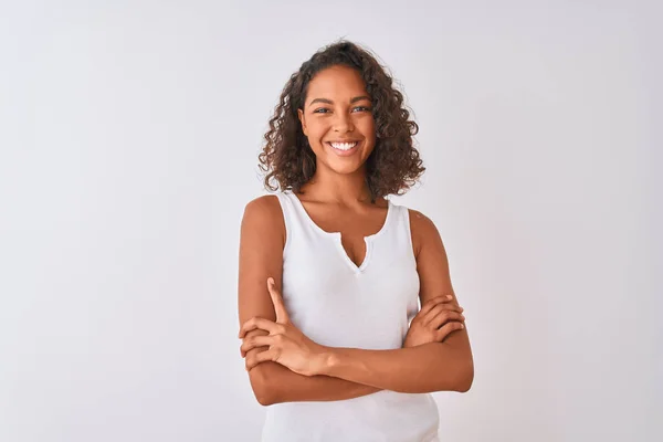 Mujer Brasileña Joven Con Camiseta Casual Pie Sobre Fondo Blanco — Foto de Stock