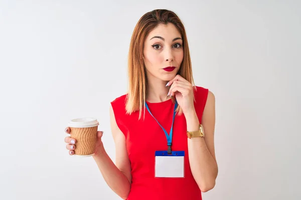 Rudowłosa Bizneswoman Nosząca Kartę Identyfikacyjną Pijąca Kawę Odizolowanym Białym Tle — Zdjęcie stockowe