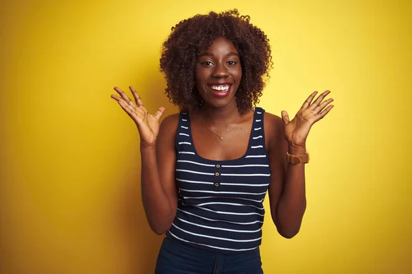 Mujer Afro Africana Joven Con Camiseta Rayas Sobre Fondo Amarillo —  Fotos de Stock