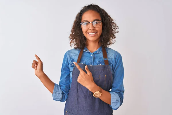 Joven Chef Brasileña Con Delantal Gafas Sobre Fondo Blanco Aislado — Foto de Stock