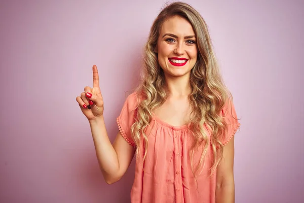 Jonge Mooie Vrouw Draagt Shirt Staan Roze Geïsoleerde Achtergrond Tonen — Stockfoto