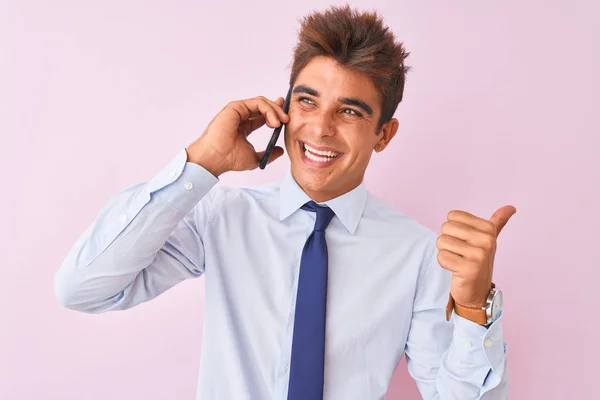 Jonge Knappe Zakenman Praten Smartphone Geïsoleerde Roze Achtergrond Wijzen Tonen — Stockfoto