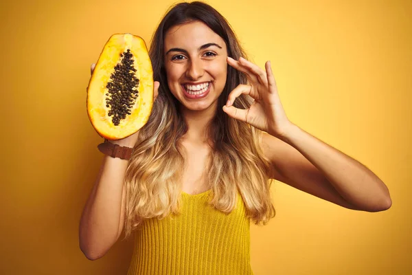 Giovane Bella Donna Che Tiene Papaya Sfondo Giallo Isolato Facendo — Foto Stock